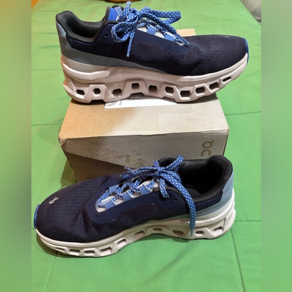 WOMENS ON CLOUDMONSTER SIZE 6 | lavender açaí / looks more blue than purple - Picture 8 of 9